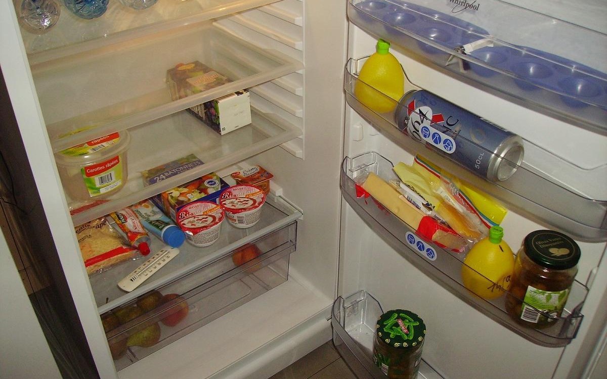 Freezer thermometer buying guide shown with labeled freezer containers
