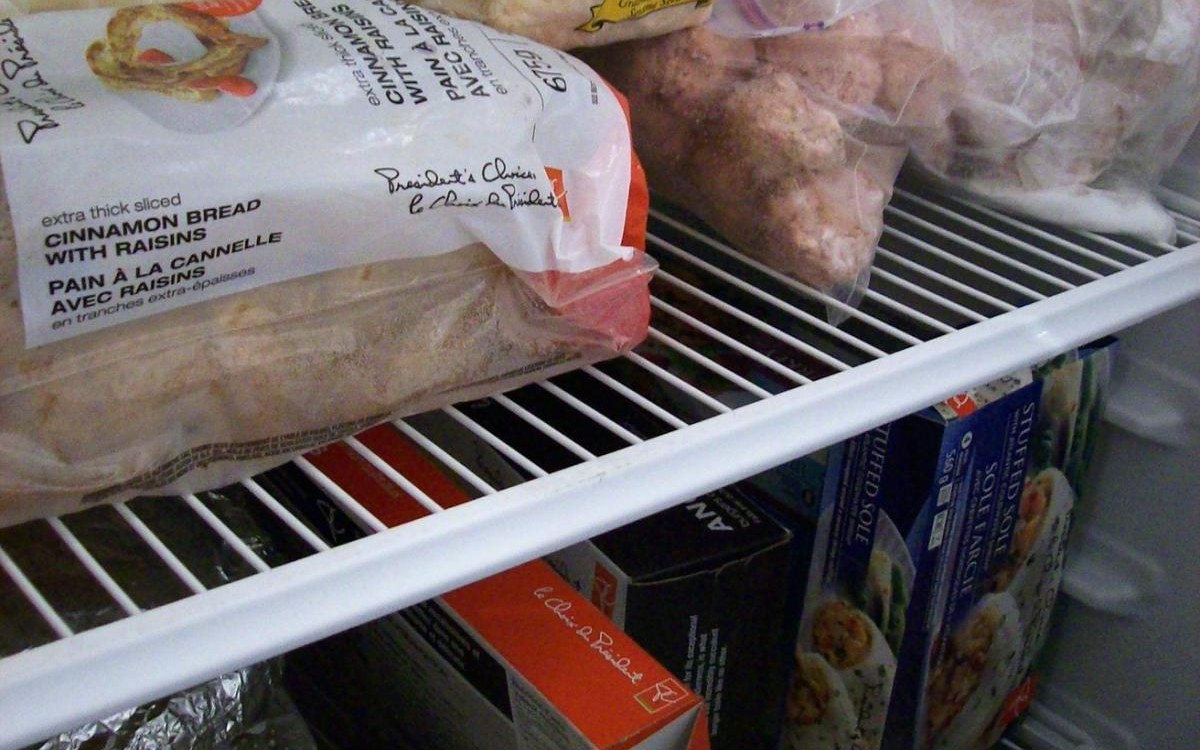 Reusable silicone freezer bags: what to check before buying example with cold-storage bins and food containers