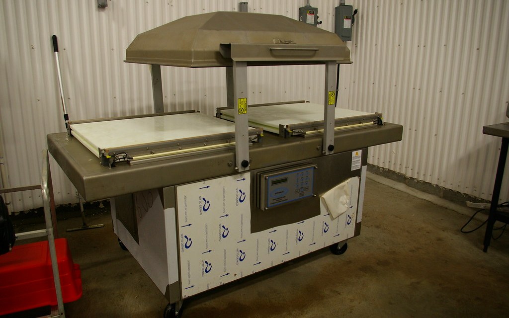 Vacuum sealer buying guide for home kitchens featured cold-storage photo